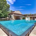 vue piscine et maison 