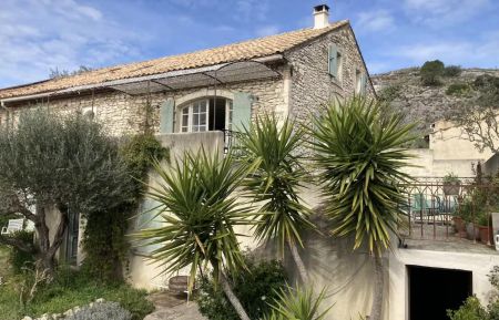 G&icirc;te n&deg;30G13409 Roquemaure - Gard - Vue de la maison depuis le jardin