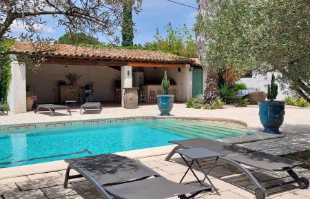 G&icirc;te n&deg;30G13148 Saint-Gilles - Gard - Grande piscine dans un parc arbor&eacute; et cl&ocirc;tur&eacute; pour le plaisir et la s&eacute;curit&eacute; de nos vacanciers.