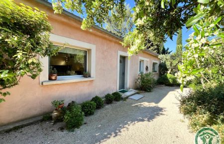 G&icirc;te n&deg;30G13399 Villeneuve-l&egrave;s-Avignon - Gard - Chemin d'acc&egrave;s commun entre le g&icirc;te et l'espace ext&eacute;rieur privatif