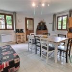 L'entr&eacute;e dans le g&icirc;te sur l'espace salon, salle &agrave; manger et cuisine
