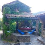 Terrasse c&ocirc;t&eacute; cuisine, BBQ couvert &agrave; droite sur la photo