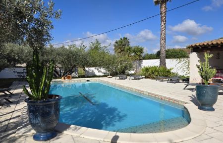 G&icirc;te n&deg;30G13149 Saint-Gilles - Gard - Un espace piscine qui invite &agrave; la d&eacute;tente