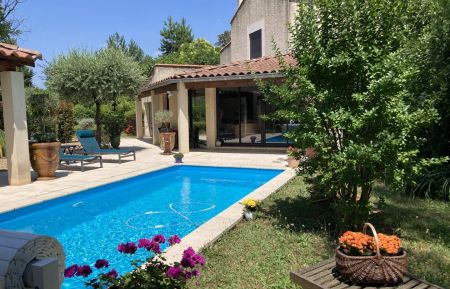 G&icirc;te n&deg;30G13378 Saint-Geni&egrave;s-de-Malgoir&egrave;s - Gard - Autour de la piscine, vue maison.