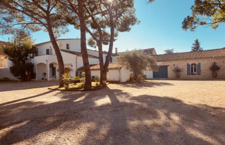 G&icirc;te n&deg;30G13374 Franquevaux, Beauvoisin - Gard - Vue d'ensemble du mas