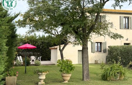 G&icirc;te n&deg;30G12514 Saint-Laurent-d'Aigouze - Gard - Votre espace dans son ensemble depuis le parking commun aux deux g&icirc;tes