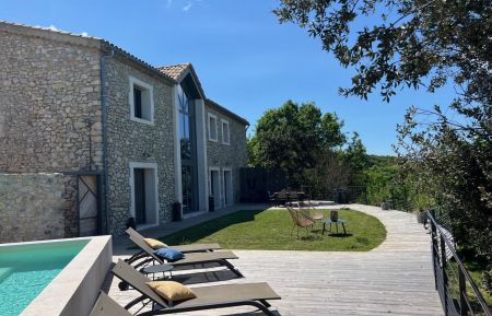 G&icirc;te n&deg;30G13201 Lussan - Gard - La Valcroze et saon espace exterieur clos avec piscine priv&eacute;e, espace v&eacute;g&eacute;talis&eacute; vue sur la vall&eacute;e