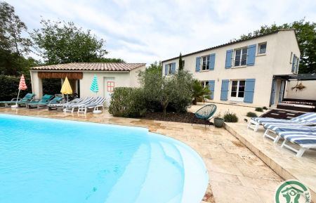 Piscine de 10x4 avec sa grande terrasse et ses transats. Piscine peut être chauffée sur demande Gîte n°30G13353 Saint-Victor-des-Oules - Gard - Piscine de 10x4 avec sa grande terrasse et ses transats. Piscine peut être chauffée sur demande