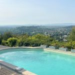 Piscine priv&eacute;e avec vue sur Avignon et le Lub&eacute;ron