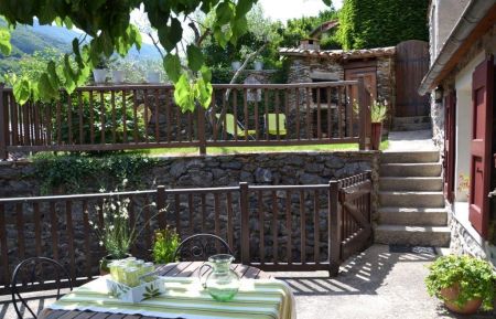 G&icirc;te n&deg;30G11514 Val-d'Aigoual - Gard - Terrasse et petit jardin sur deux niveaux diff&eacute;rents 