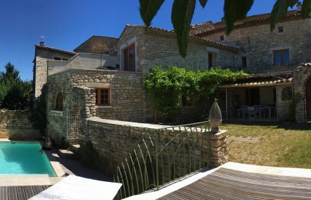 City Break n&deg;30G13295 Barjac - Gard - Vue panoramique du jardin sur piscine et maison