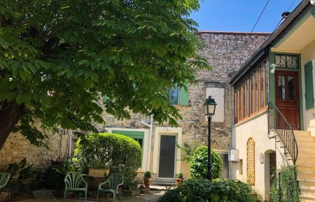 G&icirc;te n&deg;30G12783 Garrigues-Sainte-Eulalie - Gard - la cour l'&eacute;t&eacute;
